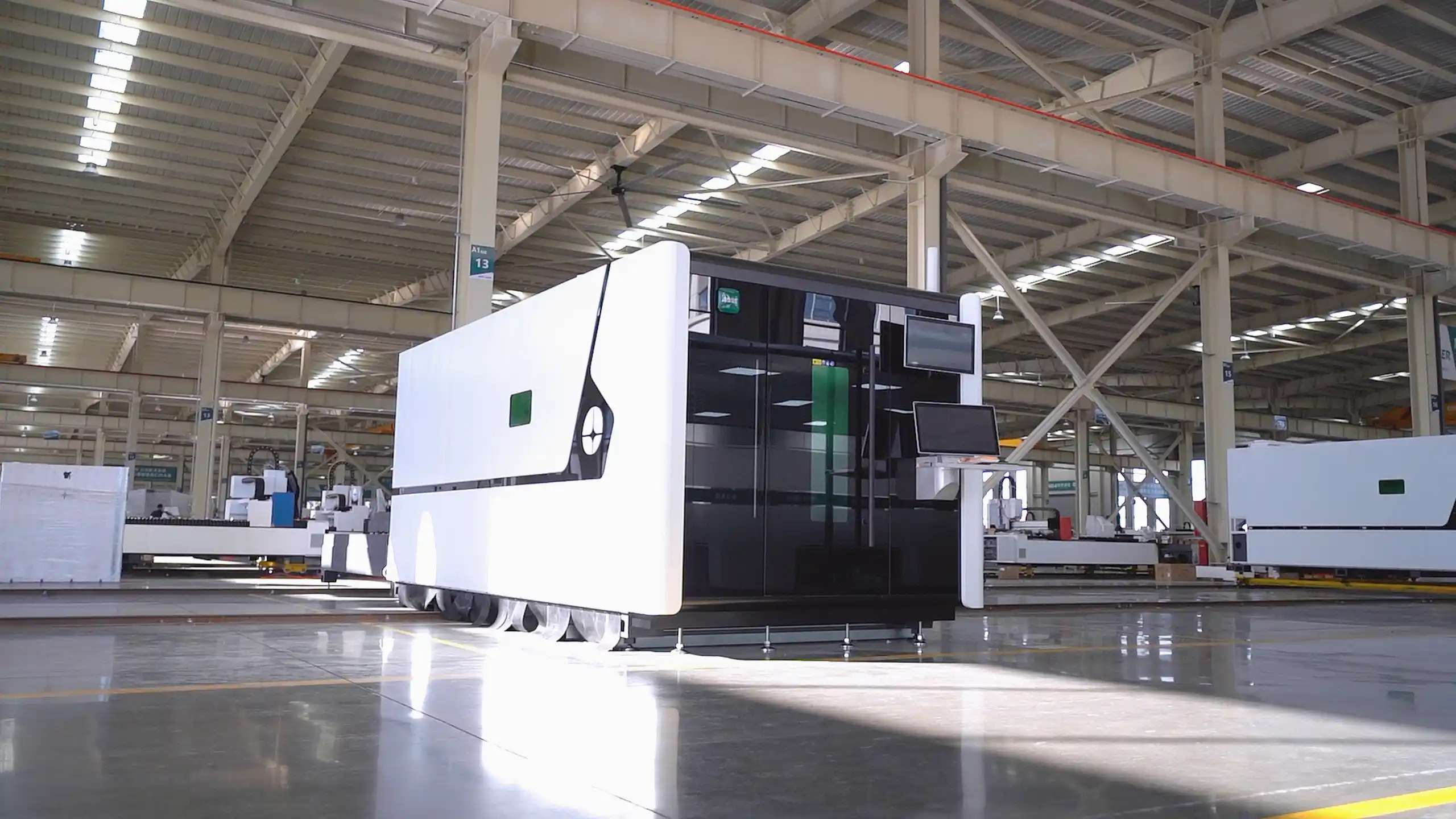 Macchine per taglio laser a fibra progettate specificamente per il taglio di lamiere spesse. Macchine per taglio laser a fibra progettate specificamente per il taglio di lamiere spesse.